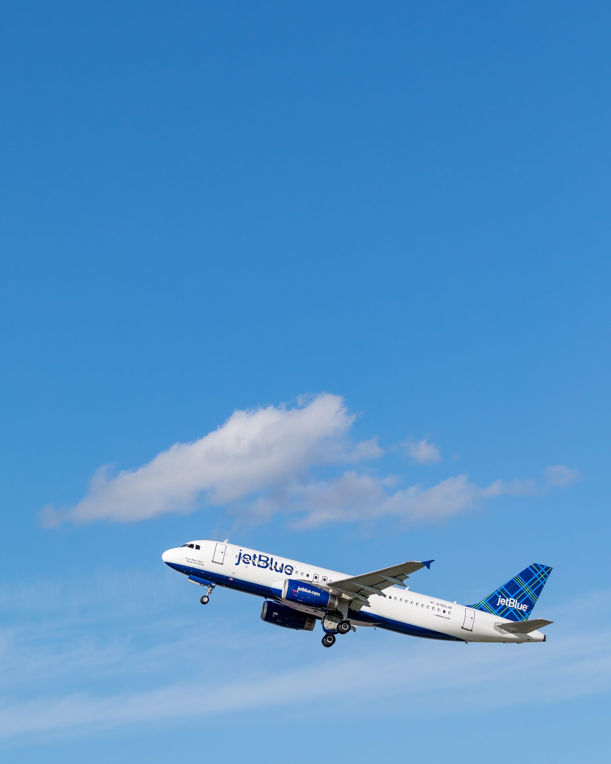 Read more about the article JetBlue Tests UV-Blasting Devices for Disinfecting Planes